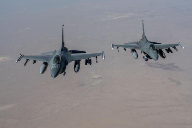 2 F-16s, beide haben 2 APKWS-II-Pods unter dem linken Flügel.