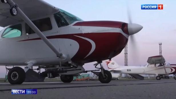 Screenshot aus dem Fernsehbeitrag. Unten an der Cessna sind 2 PKT-Maschinengewehre befestigt