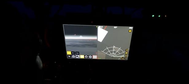 Im Cockpit wurde ein Monitor montiert, der das Kamerabild anzeigt