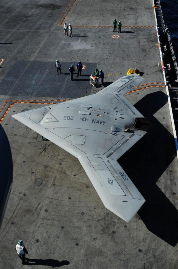 X-47B steht am Deck eines Flugzeugträgers