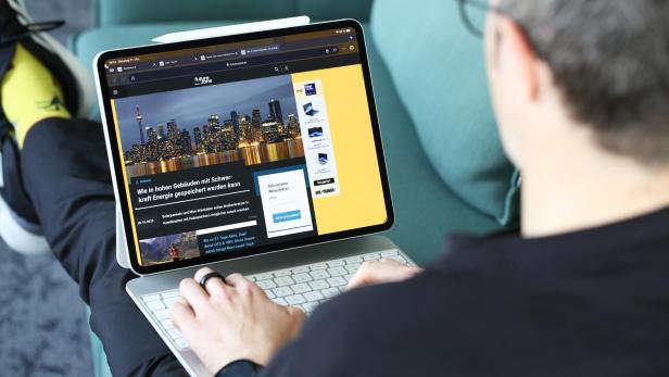 Person arbeitet an einem iPad Pro auf einer Couch