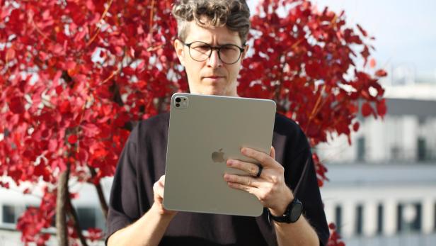 Apple iPad Pro M5 im Freien vor einem roten Baum