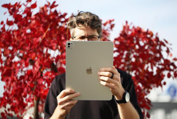 Apple iPad Pro M5 imi Freien vor einem roten Baum