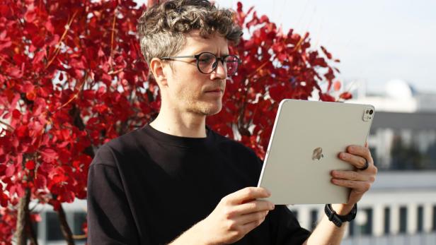 Apple iPad Pro M5 im Freien vor einem roten Baum