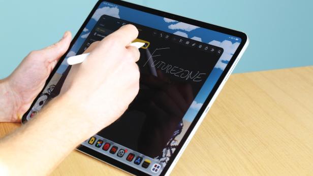 Person arbeitet an einem iPad Pro mit Stift.