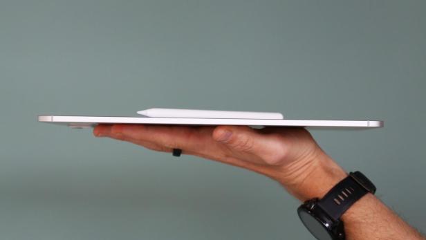 iPad Pro M5 flach auf einer Hand