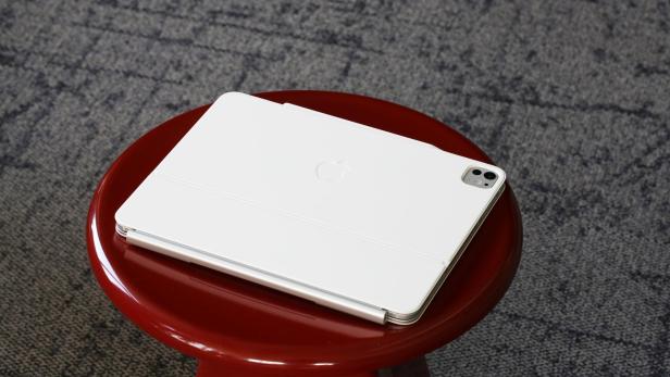 Apple iPad Pro M5 auf einem roten Tisch