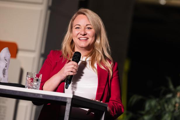 Georgia „Zeta“ Avarikioti spricht bei der Verleihung des Hedy-Lamarr-Preises in Wien und hält ein Mikrofon in der Hand.