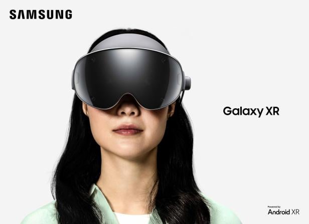 Frau trägt Samsung Galaxy XR
