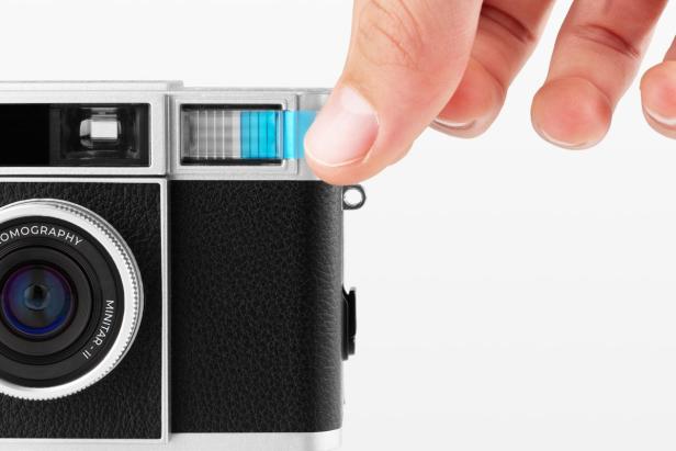 Der eingebaute Blitz hat einen Einschub für Farbfilter