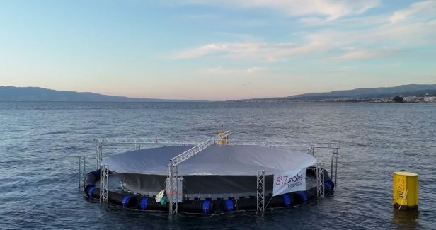 Zu sehen ist das Meer und das Becken für das Pumpspeicherkraftwerk 