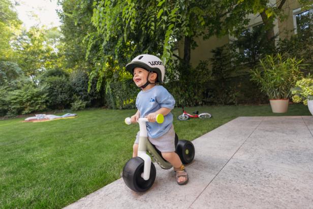 woom WOW Kleinkind mit Helm 