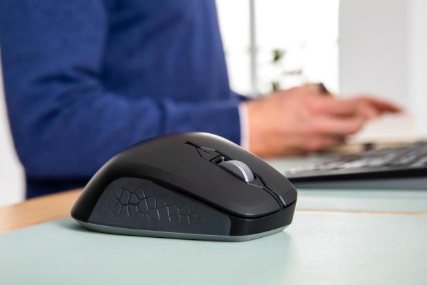 Cherry Mouse im ergonomischen Design auf Tisch 