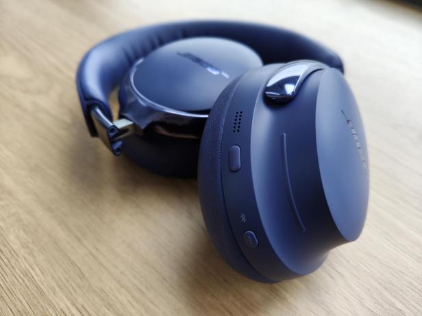 Die Steuerung ist minimalistisch - 2 Knöpfe und ein Touch-Streifen.