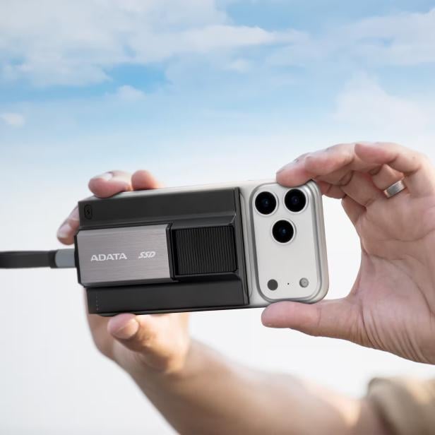 Adata SR800 in der Hand