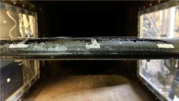 Versuch im Vereisungswindkanal: An der eingebauten Flügelvorderkante bilden sich realistische Eisablagerungen.