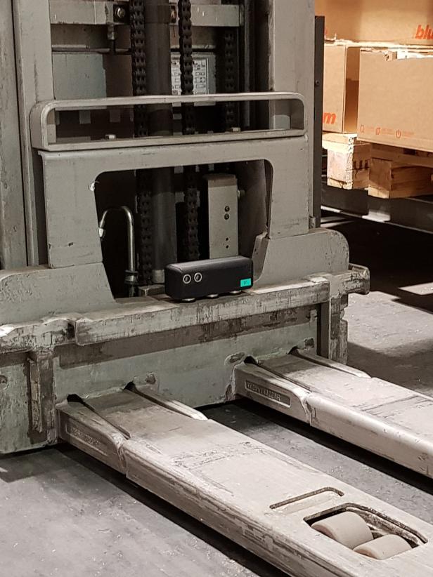 Nahaufnahme eines Gabelstaplers mit der Sensorbox