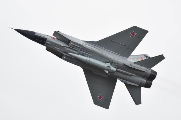 Eine russische MiG-31K trägt eine Hyperschallrakete unter dem Rumpf, wie sie als Trägerplattform für neue Marschflugkörper wie Skyfall dienen könnte.