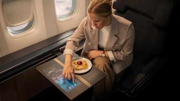 Lufthansa integriert Touchscreen in den Klapptisch