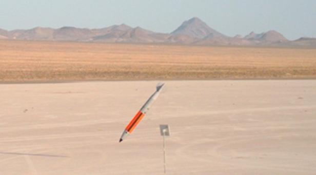 Eine B61-12-Atombombe mit Inert-Bestückung schlägt während eines Tests auf der Tonopah Test Range (Area 52) in der Wüste ein.