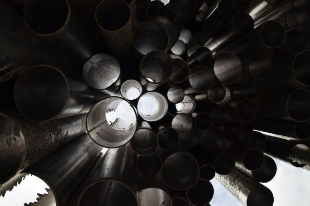 Blick auf unterschiedlich große, zylindrischen Metallrohre, durch die Licht fällt.