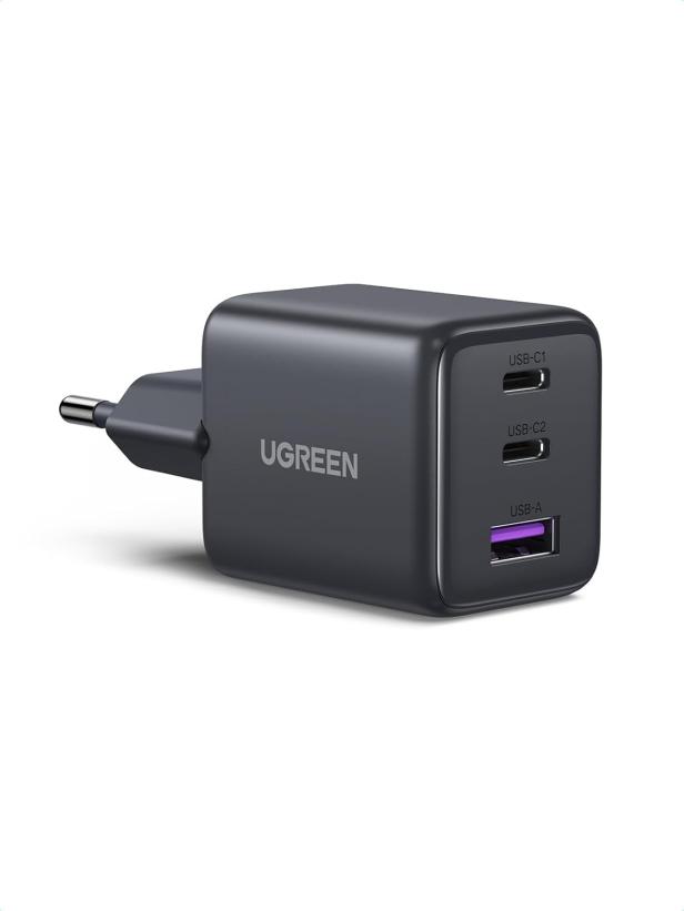 Schwarzes Ugreen USB-Ladegerät mit zwei USB-C- und einem USB-A-Anschluss.