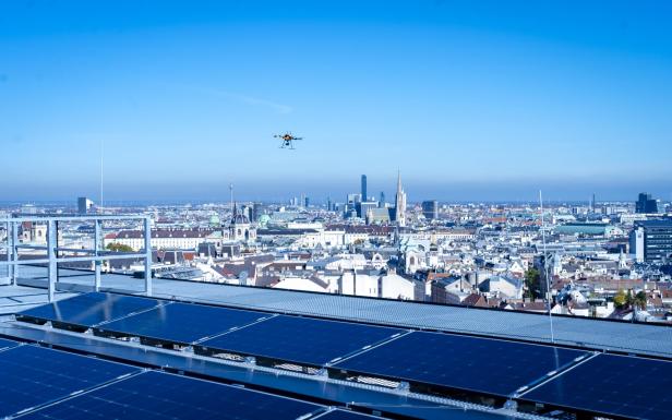 Drohneninspektion der PV-Module am Haus des Meeres.