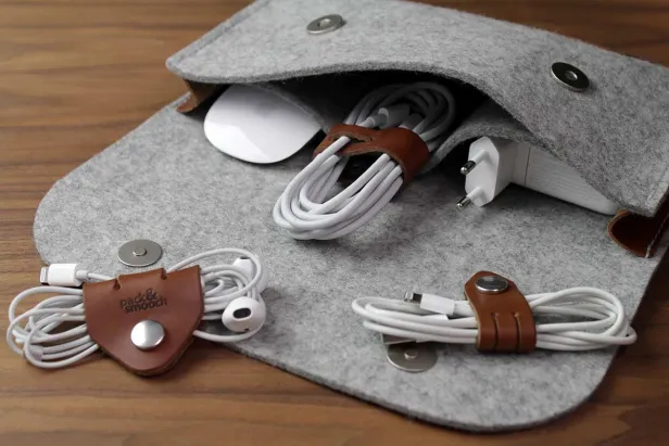 offene Kabelorganiser-Tasche von Pack and Smooch mit Kabelorganizern aus Leder