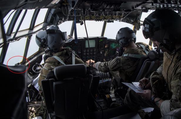Links ist das Eotech im Cockpit der AC-130W Stinger II zu sehen