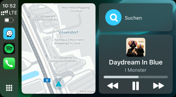Originale Oberfläche eines Carplay-Displays mit Splitscreen-Ansicht, zu sehen sind Waze, Spotify sowie die Suchfunktion