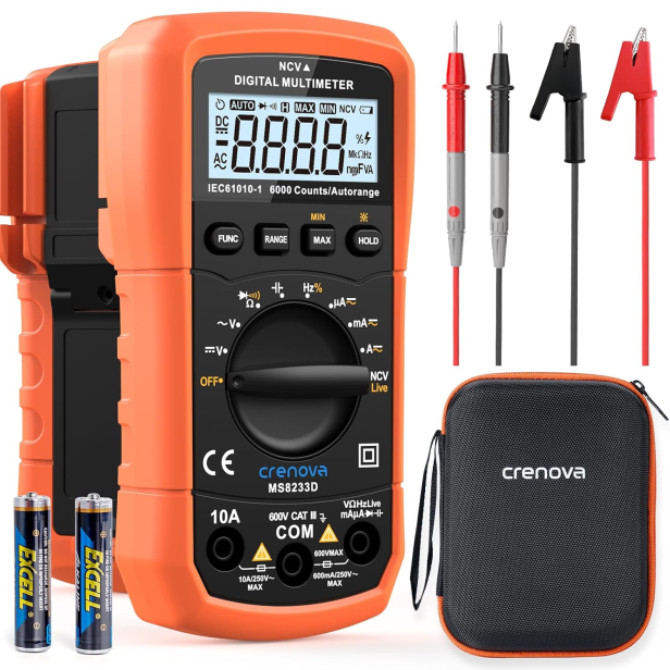 Digitalmultimeter mit Zubehör, Messleitungen, Krokodilklemmen, Batterien und Tragetasche.