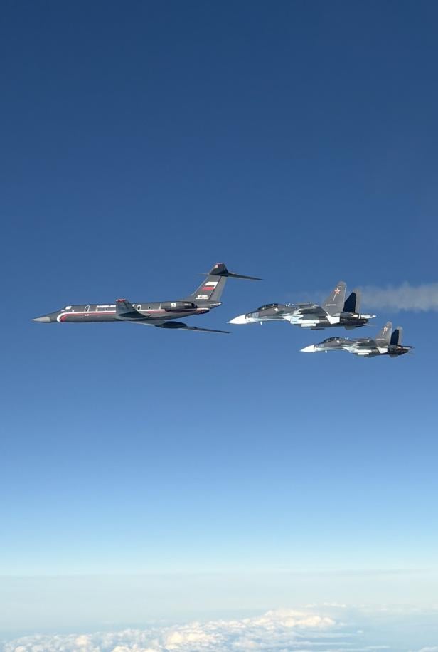 Die Tu-134A-4 wurde von 2 Su-30SM2 begleitet.
