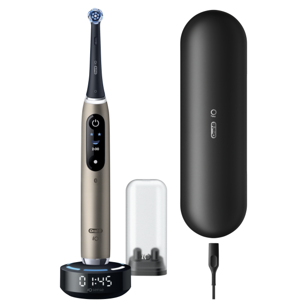 Die Oral-B iO10 Gold Special Edition mit Ladestation, Reiseetui und Bürstenkopfhalterung in der Farbe Lunar Gold.