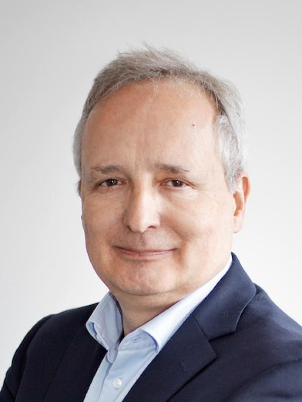 Christian Pettauer, ein Mann mit grauen Haaren und Anzug