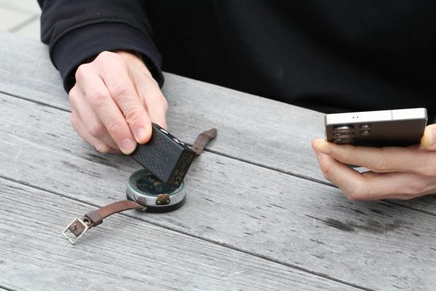 Die lange Unterkante sollte möglichst nahe an das Objekt heran, das gemessen werden soll