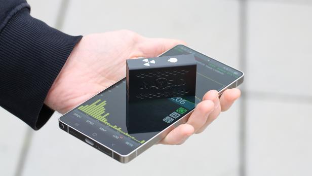 Raysid im Größenvergleich mit einem Samsung Galaxy S25 Ultra