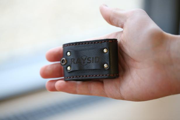 Nettes Detail: Die Lederhülle hat den Raysid-Schriftzug an der Rückseite