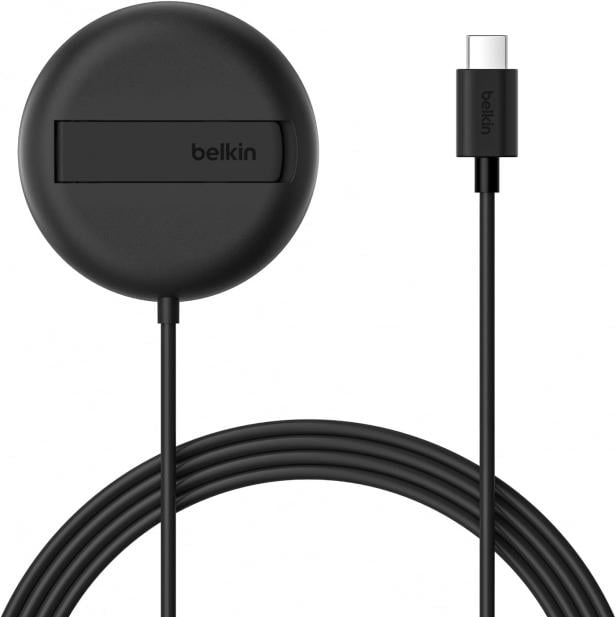 Belkin-Ladegerät auf weißem Hintergrund