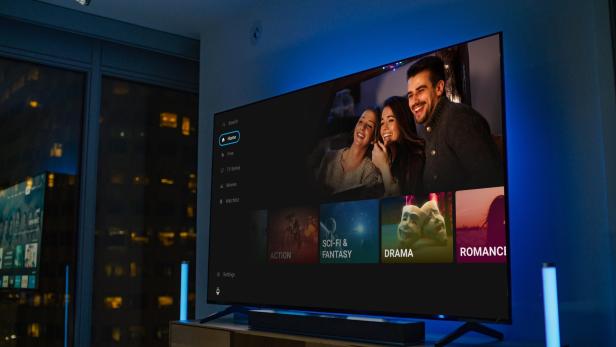 Ein moderner Smart-TV mit TiVo OS zeigt eine übersichtliche Benutzeroberfläche für verschiedene Unterhaltungsangebote in einem abgedunkelten Wohnzimmer.