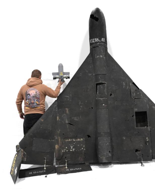 Sting (links) im Größenvergleich mit einer Shahed-Drohne