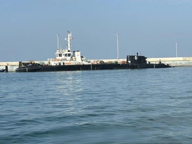 Das Schiff im Hafen. Der Bug zeigt nach links