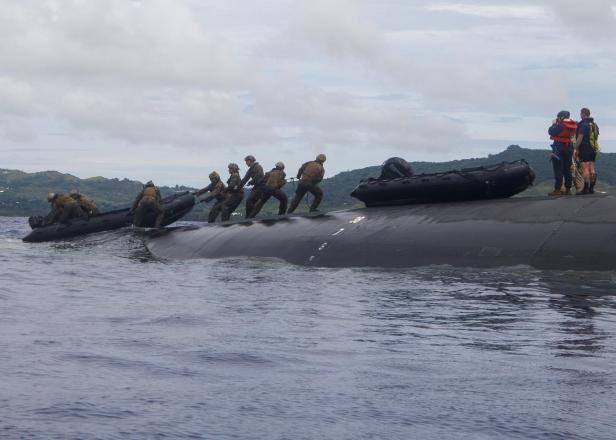 Die weißen Tiefenmarkierungen am Rumpf des US-Boots Ohio