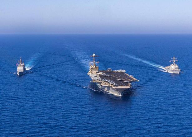 Flugzeugträgergruppe Truman: USS Harry S. Truman (Mitte), begleitet von der USS Gettysburg (links) und USS Jason Dunham.