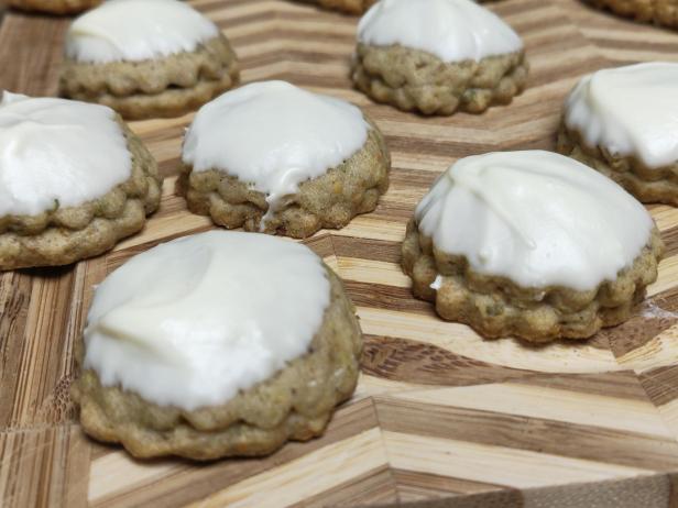 Pistazienkekse, getoppt mit weißer Schokolade.