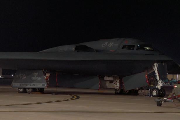 B-2 Stealth-Bomber Spirit of Georgia bei Nacht auf dem Rollfeld mit sichtbarem Fahrwerk.