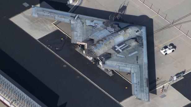 Test Article 0998: Nicht-flugfähiger B-2-Bomber steht am Boden