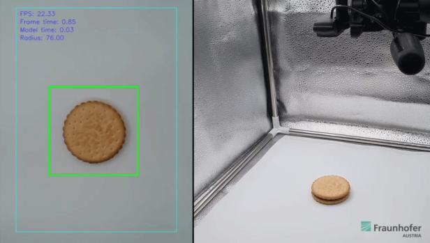 Ein Doppelkeks wird in einer von Fraunhofer Austria entwickelten Testumgebung mithilfe einer Kamera und KI-Software auf optische Fehler überprüft.