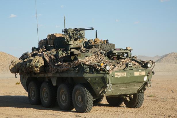 Radpanzer Stryker steht in der Wüste