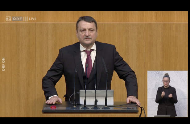 ÖVP-Mandatar Klaus Fürlinger bei seiner Rede mithilfe des KI-Stimmavatars
