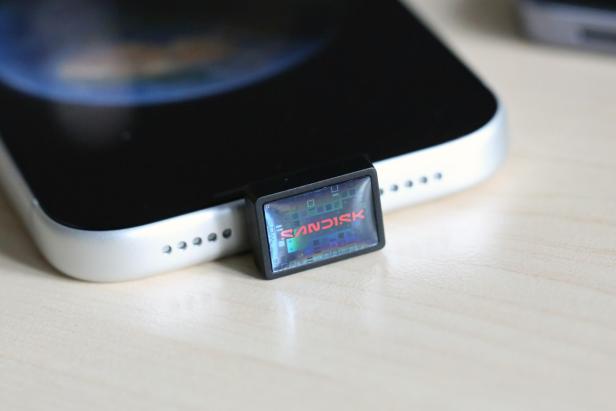 SanDisk Extreme Fit USB-C in iPhone 17 Pro